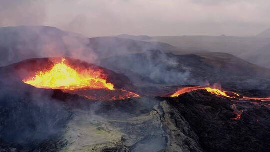 火山口岩浆喷发特写