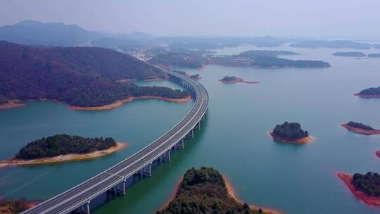 中国江西庐山西海，岛旁边的高速路