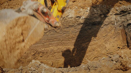 挖掘机的铲斗在撅土视频素材模板下载