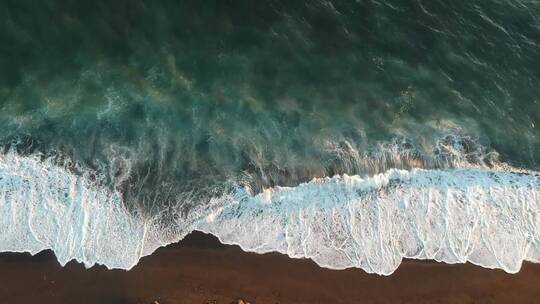 海浪冲击着海岸视频素材模板下载