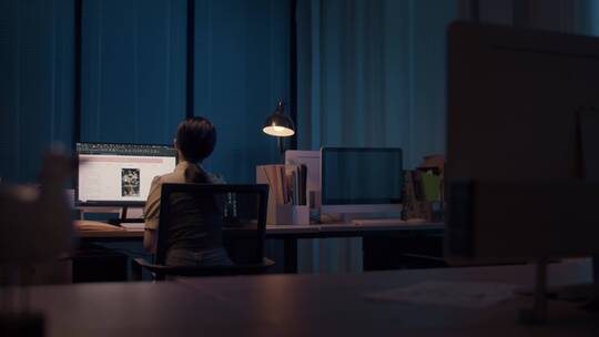 孤单的女孩深夜独自加班关灯离开