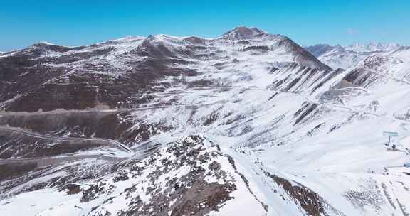 航拍冬季白雪覆盖的夹金山风景