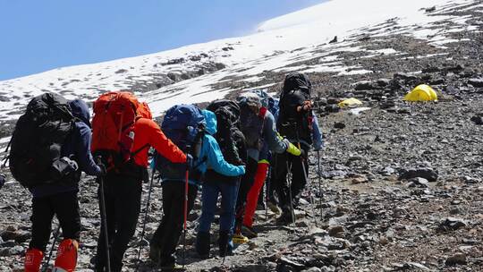 攀登新疆帕米尔高原慕士塔格峰雪山的登山队