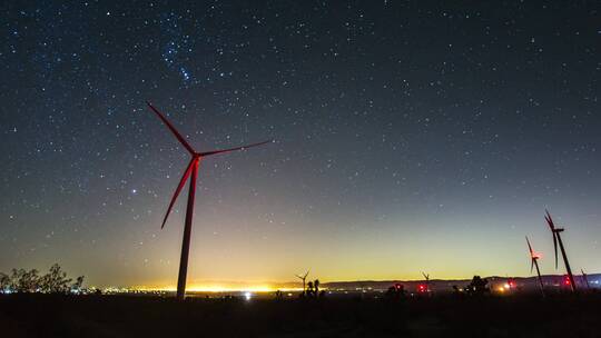延时拍摄夜间风力涡轮机