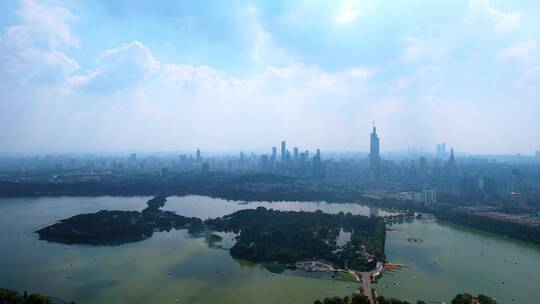中国南京玄武湖和城市天际线风光航拍