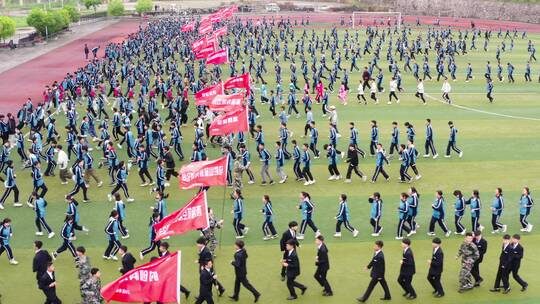 学校学生集合升旗场景