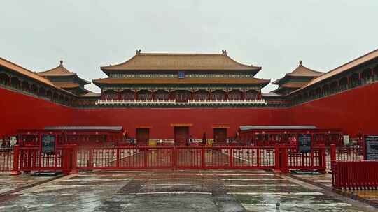 北京夏季下雨中雨水冲刷的故宫皇城角楼红墙