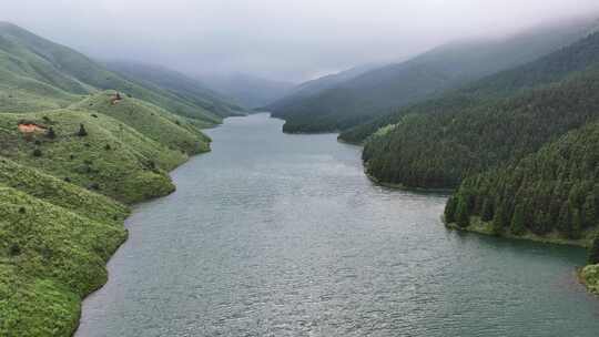 云雾缭绕的青山绿水自然景观