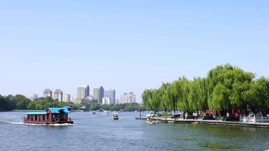 山东济南大明湖公园景区湖面景色与游船游客