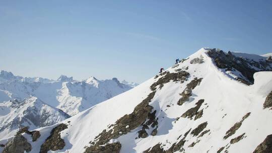 在雪山山脊上攀登的登山者视频素材模板下载