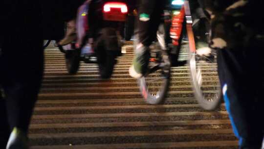 夜晚城市行人过马路汽车车辆车流人流夜景人