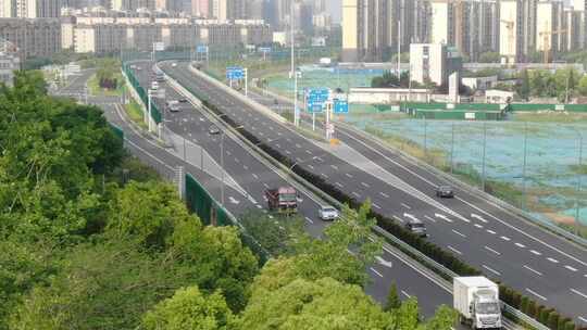 航拍快速路车流道路追车