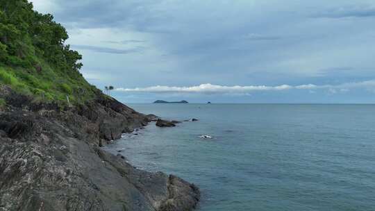 海边岩石与远处水域的自然景观