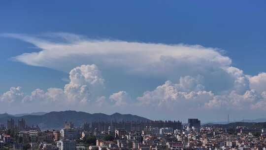 城市上空白云与建筑群景观