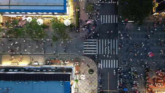 航拍城市人流步行街人群拥挤