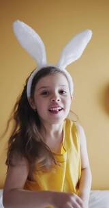 兔子耳朵年轻女孩微笑转圈