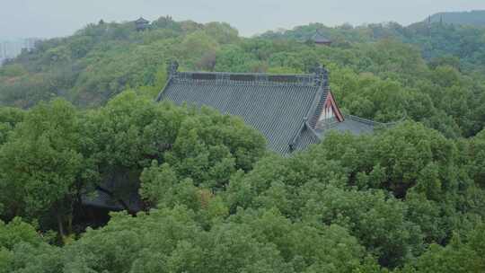 阴天的浙江杭州吴山城隍阁