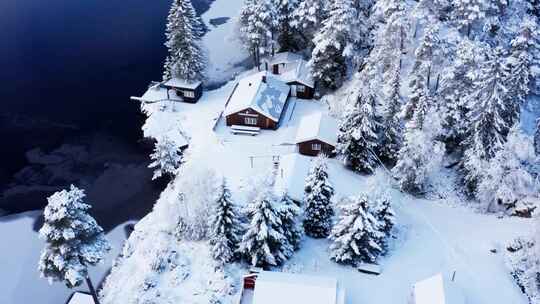 雪山森林雪景木屋日出风光空镜