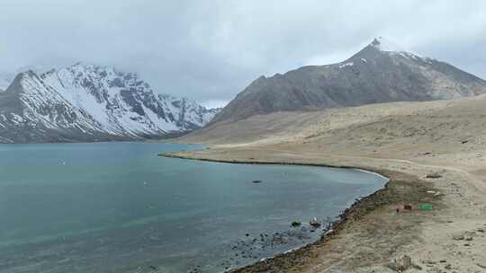航拍西藏日喀则定结宗措湖和阿玛直米雪山