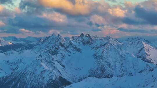 航拍雪山日照金山