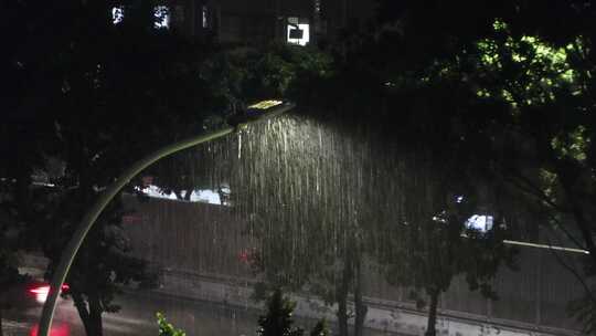 4k下雨天的路灯特写