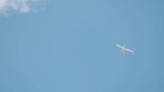 低角度拍摄仰望天空中的飞机