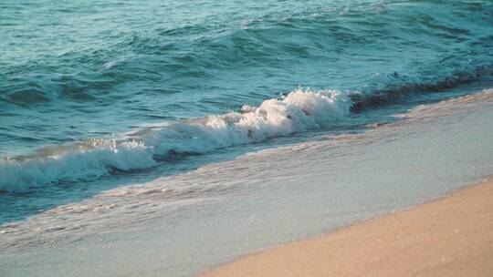 海浪拍打沙滩视频素材模板下载