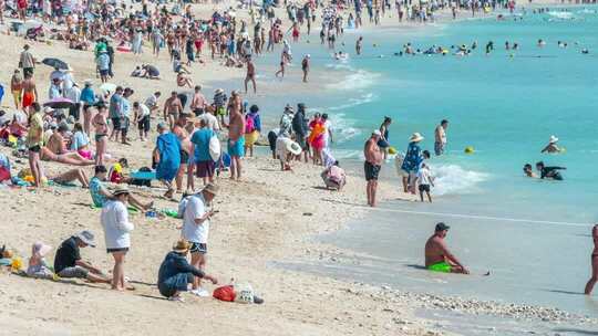 海南省三亚市大东海旅游区冬季沙滩游客延时