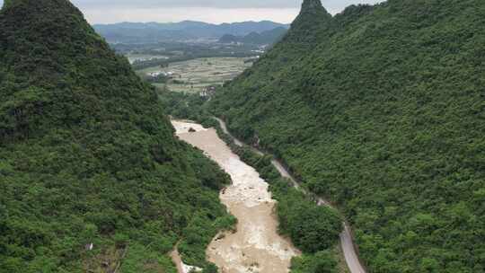 航拍山区洪水滚滚