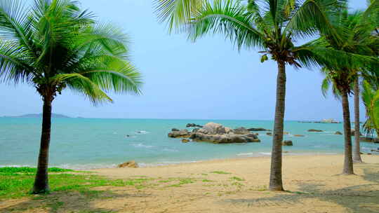 海南三亚 海边椰树沙滩 海滩度假