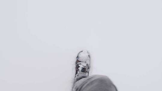 一步一个脚印踩在厚厚的雪地里