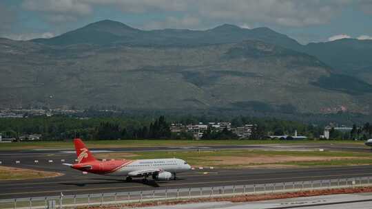 丽江机场中国航空客机在跑道滑行