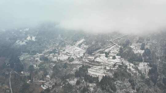 大自然寒潮冬天下雪的村庄田野航拍风景