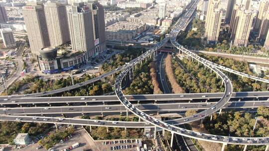 航拍城市拥堵交通车辆行驶高架桥