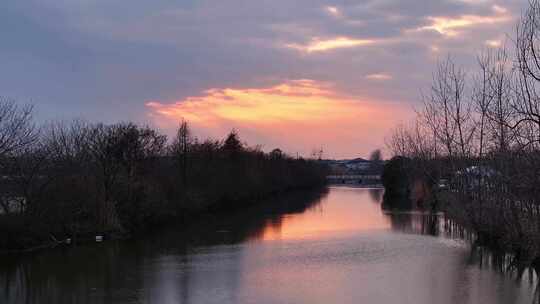 航拍乡村振兴龙型丁达尔光效河流夕阳