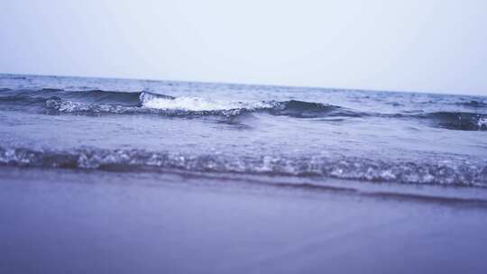 海面翻滚的波浪实拍