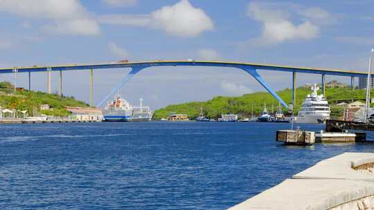 朱莉安娜女王桥位于加勒比海岛屿上威廉斯塔德蓬达美丽的圣安娜湾视频素材模板下载