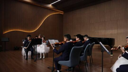 儿童拉小提琴音乐会