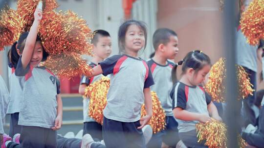 幼儿园的老师和孩子们玩耍学习