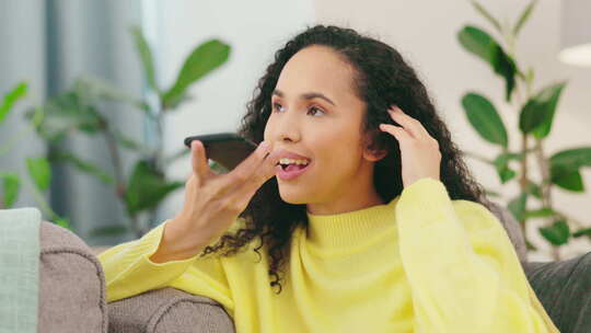 语音笔记，客厅和在家沙发上打电话的女人