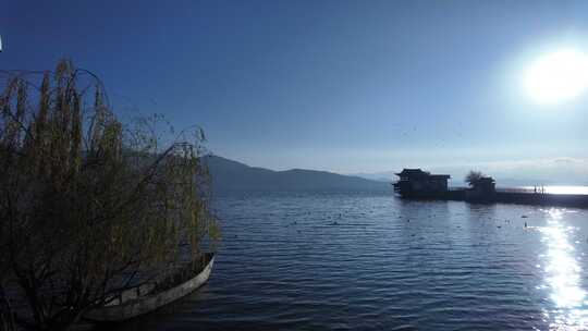 云南大理洱海边的小船湖景