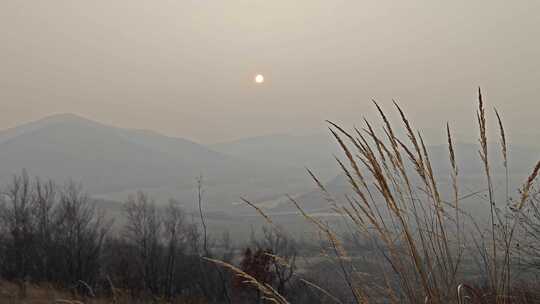 荒凉的山区山上眺望风景旅游自然