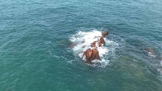 青岛海边海浪慢镜头海浪升格海浪拍打礁石