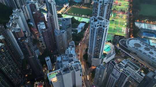 无人机俯拍香港灯火通明的城市景观