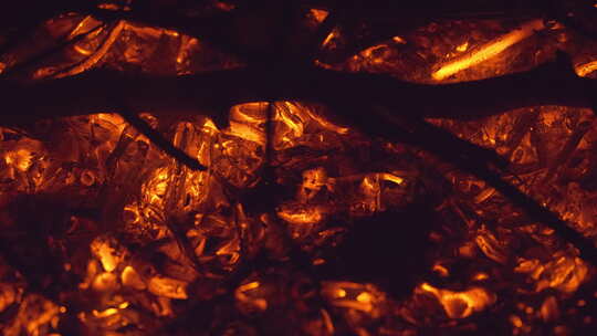 柴火堆木炭篝火灰烬燃烧火焰视频素材模板下载