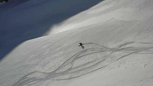 4K滑雪者在广阔偏远冰川上的镜头