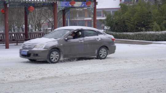 4k冬天湖边雪中亭廊边路上的车辆