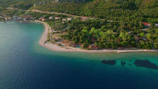 夏天用无人机拍摄克罗地亚海岸线