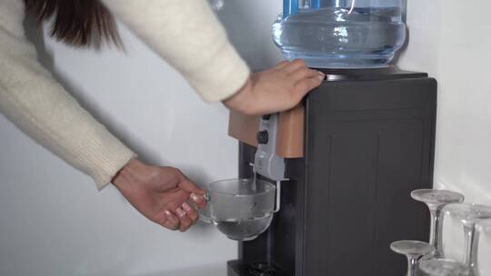 4K美女喝水饮水机倒水安全饮用水