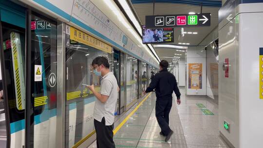 杭州地铁到站上下车